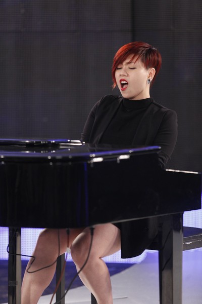 Chang trai keo keo bat khoc khi nhan ve vot Vietnam Idol-Hinh-5